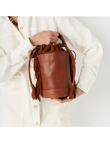 Borsa secchiello piccola con frange Roma in pelle color cuoio con vista frontale, tenuta dalla base - MONPIEL