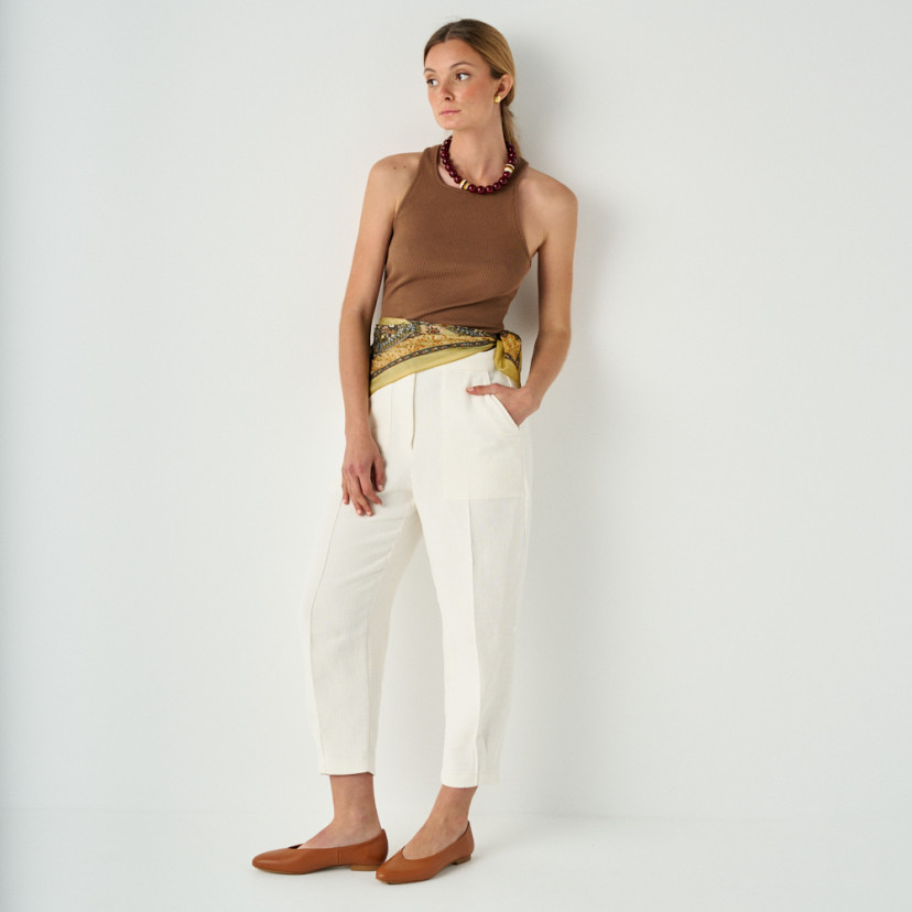 Flat ballerina in leather color, full shot of the model with perspective and side view - MONPIEL