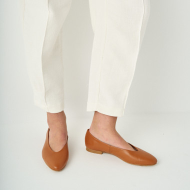 Flache Ballerina in Beige, Foto von oben im Freien auf dem Boden liegend - MONPIEL 2