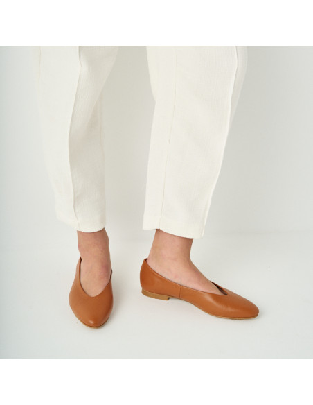 Ballerine plate couleur cuir avec vue en perspective et de profil agrandie, jambes sur fond blanc - MONPIEL Ballerine plate couleur cuir avec vue en perspective et de profil agrandie, jambes sur fond blanc - MONPIEL