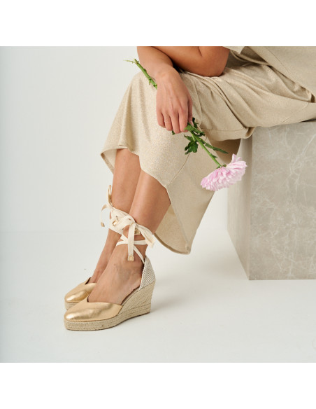 Gold leather wedge espadrille Elba with side view and medium shot of legs - MONPIEL Gold leather wedge espadrille Elba with side view and medium shot of legs - MONPIEL
