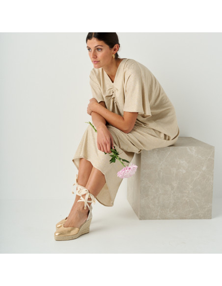 Espadrille compensée Elba en cuir doré avec vue en perspective, mannequin assise sur un cube en marbre - MONPIEL