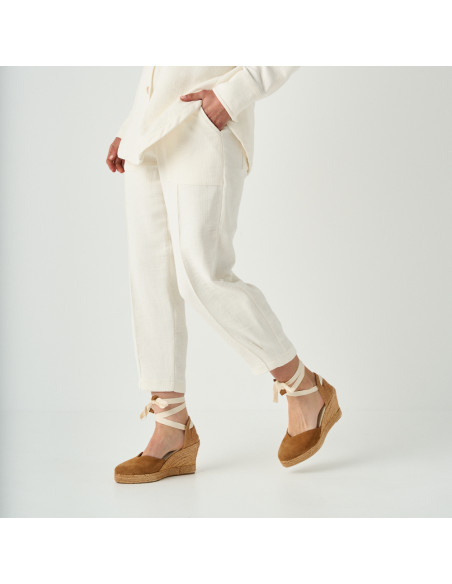 Keil-Espadrille Elba aus Wildleder in der Farbe Cognac, Perspektivansicht in Bewegung, Halbnahaufnahme - MONPIEL