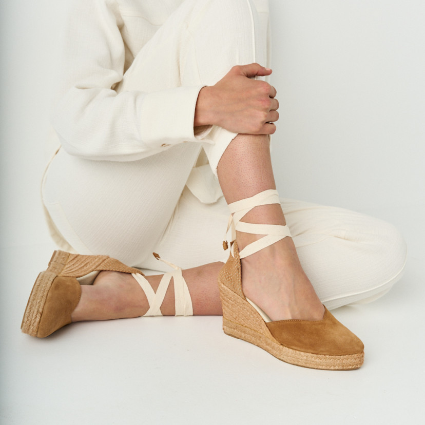 Elba leather suede wedge espadrille in leather color with bent knee, model sitting on the floor - MONPIEL