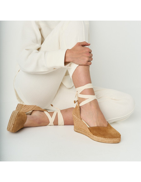 Alpargata cuña elba de piel en color serraje cuero con rodilla flexionada, modelo sentada en el suelo - MONPIEL Alpargata cuña elba de piel en color serraje cuero con rodilla flexionada, modelo sentada en el suelo - MONPIEL