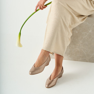 Heeled ballet flat in tan, resting on grey trays, side perspective view - MONPIEL 2