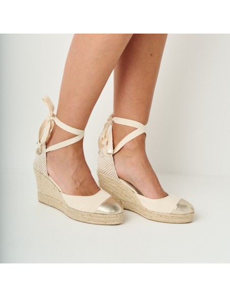 Keil-Espadrille aus platinfarbenem Leder mit geschlossener Spitze, Perspektivansicht vor weißem Hintergrund - MONPIEL Keil-Espadrille aus platinfarbenem Leder mit geschlossener Spitze, Perspektivansicht vor weißem Hintergrund - MONPIEL