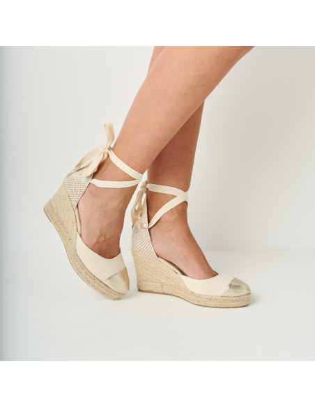 Keil-Espadrille aus platinfarbenem Leder mit geschlossener Spitze, Seitenansicht in Bewegung vor weißem Hintergrund - MONPIEL Keil-Espadrille aus platinfarbenem Leder mit geschlossener Spitze, Seitenansicht in Bewegung vor weißem Hintergrund - MONPIEL