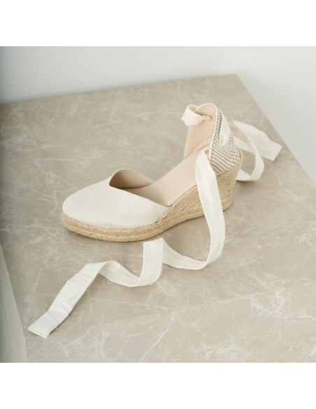 White bridal silk espadrille Elba with top perspective close-up view, bow detail - MONPIEL White bridal silk espadrille Elba with top perspective close-up view, bow detail - MONPIEL