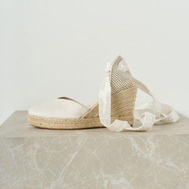 Espadrilles en soie de mariée Elba de couleur blanche, vue en perspective sur bois - MONPIEL 2
