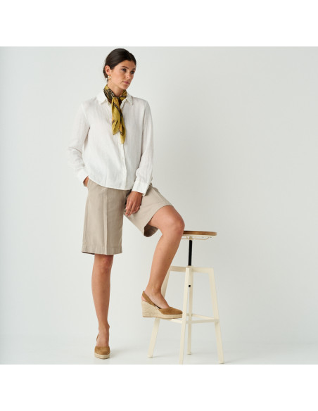 Espadrillas con zeppa in pelle scamosciata color cuoio, ripresa ampia della modella che appoggia l'espadrilla sullo sg - MONPIEL