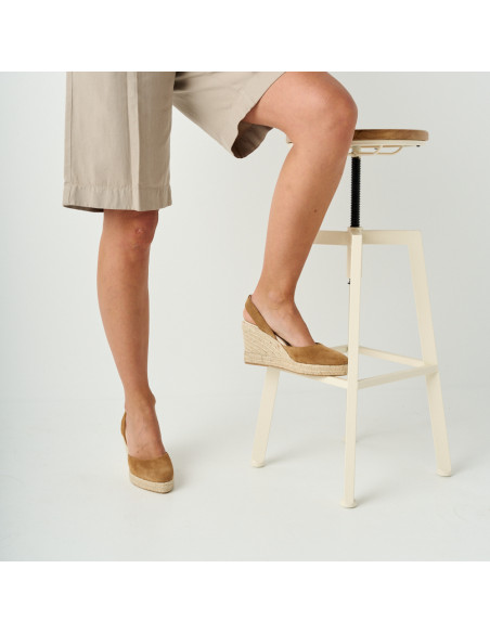 Espadrillas con zeppa in pelle scamosciata color cuoio, piano medio con piede appoggiato su sgabello - MONPIEL