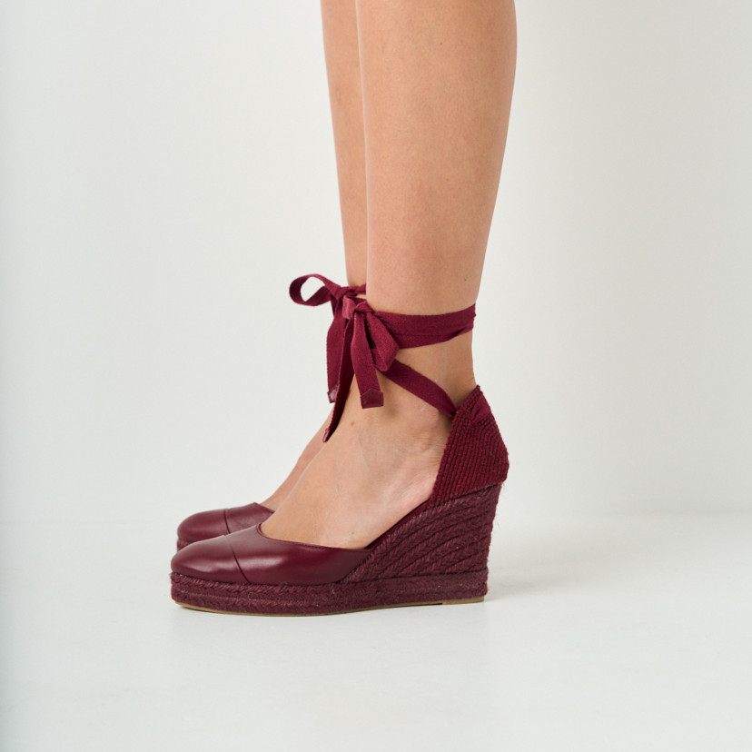 Creta burgundy leather wedge espadrille, close-up with side view - MONPIEL