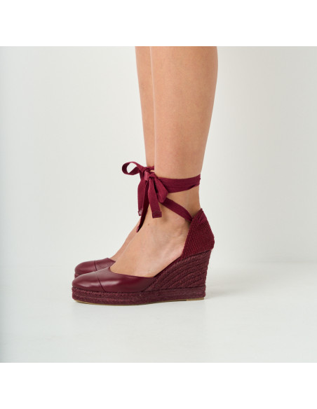 Creta burgundy leather wedge espadrille, close-up with side view - MONPIEL Creta burgundy leather wedge espadrille, close-up with side view - MONPIEL