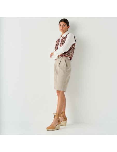 Espadrillas con zeppa Elba in pelle color cammello con vista prospettica e ripresa ampia della modella in piedi - MONPIEL