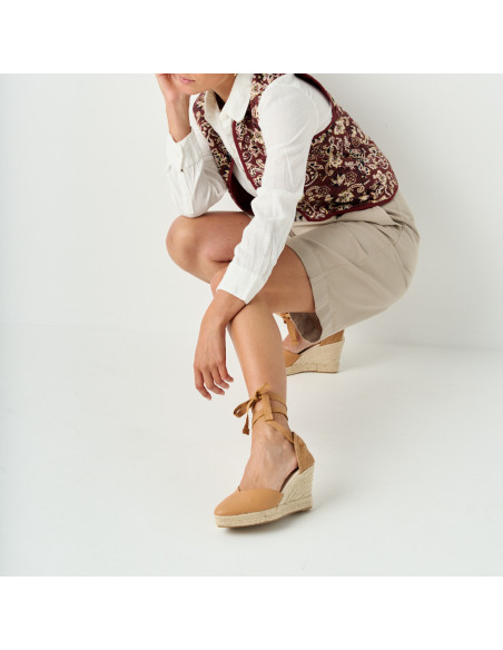 Espadrillas con zeppa Elba in pelle color cammello con vista prospettica, modella accovacciata, ripresa ampia - MONPIEL