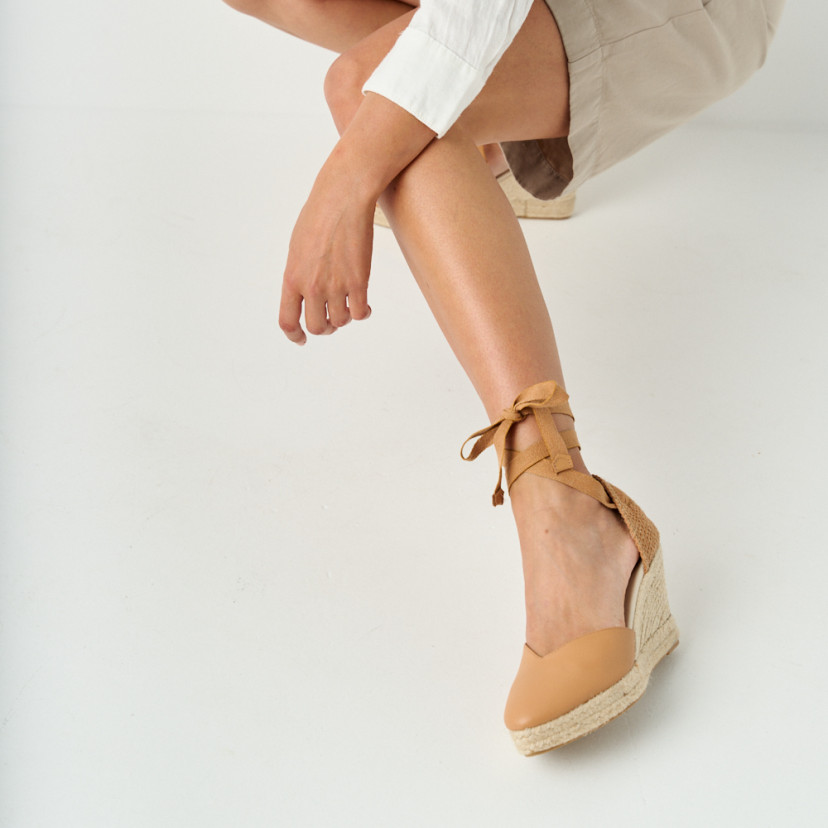 Elba camel leather wedge espadrille with perspective view of the leg - MONPIEL