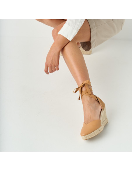Elba camel leather wedge espadrille with perspective view of the leg - MONPIEL