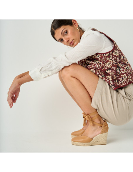 Espadrille compensée Elba en cuir camel avec vue de profil, mannequin accroupie, plan large - MONPIEL