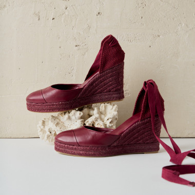Espadrille compensée Creta en cuir bordeaux en gros plan avec vue de profil - MONPIEL 2
