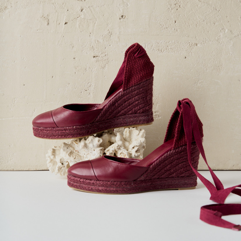 Creta burgundy leather wedge espadrille, close-up with side view, wall background - MONPIEL