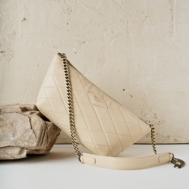 Petit sac en cuir matelassé New York noir pour femme, vue de face, tenu par la chaîne - MONPIEL 2