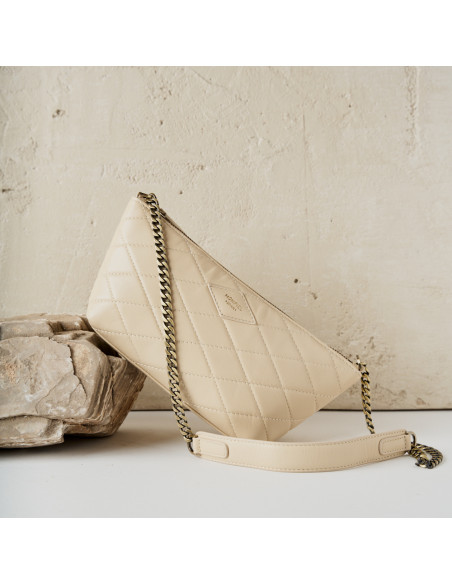 Kleine gepolsterte Ledertasche für Damen New York in Beige mit Vorderansicht, Tasche schräg auf einem Felsen ruhend - MONPIEL