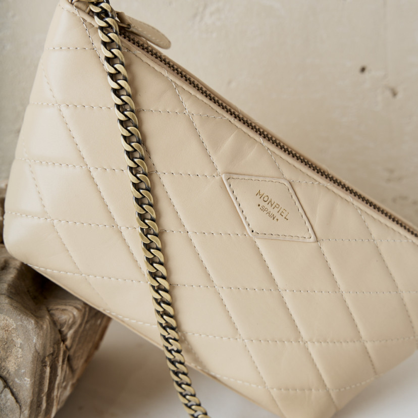 bolso-de-piel-mujer-pequeño-acolchado-new-york-detalle-logo-cadena