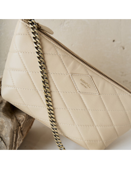 Bolso de piel de mujer pequeño acolchado New York en color beige con detalle cadena en primer plano - MONPIEL