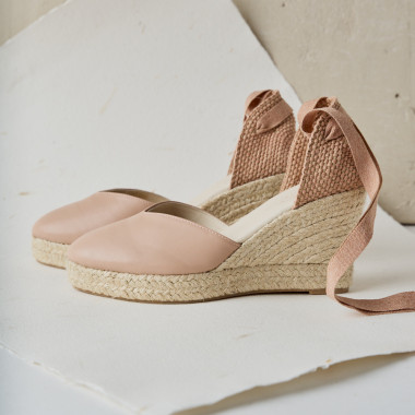 Keil-Espadrille Elba aus Leder in der Farbe Nude mit Seitenansicht auf Papier - MONPIEL