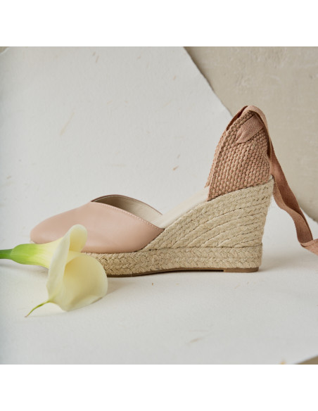 Alpargata anabela Elba de couro na cor nude com vista lateral e detalhe de flor - MONPIEL Alpargata anabela Elba de couro na cor nude com vista lateral e detalhe de flor - MONPIEL