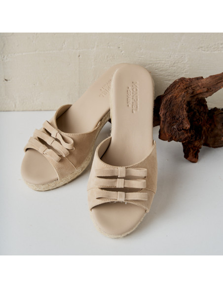 Beige bow detail Brisa espadrille with small heel, front close-up view - MONPIEL