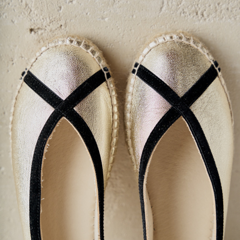 Gaia platinum ballerina espadrille with toe detail, close-up - MONPIEL
