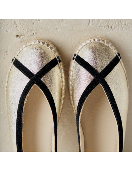 Espadrille ballerine Gaia en platine avec détail des embouts en gros plan - MONPIEL