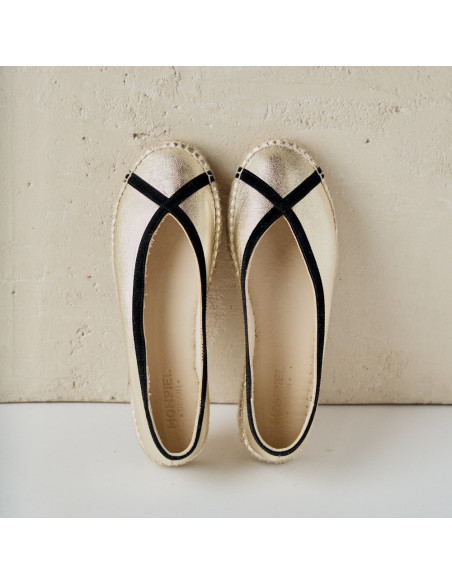 Espadrille ballerine Gaia en platine avec vue de face, reposant contre le mur - MONPIEL
