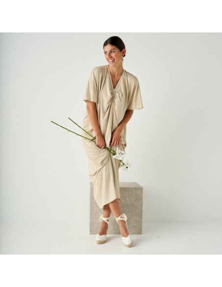 Espadrille compensée en cuir de mariée couleur nacre avec vue de face, plan large de la mannequin debout avec des fleu - MONPIEL