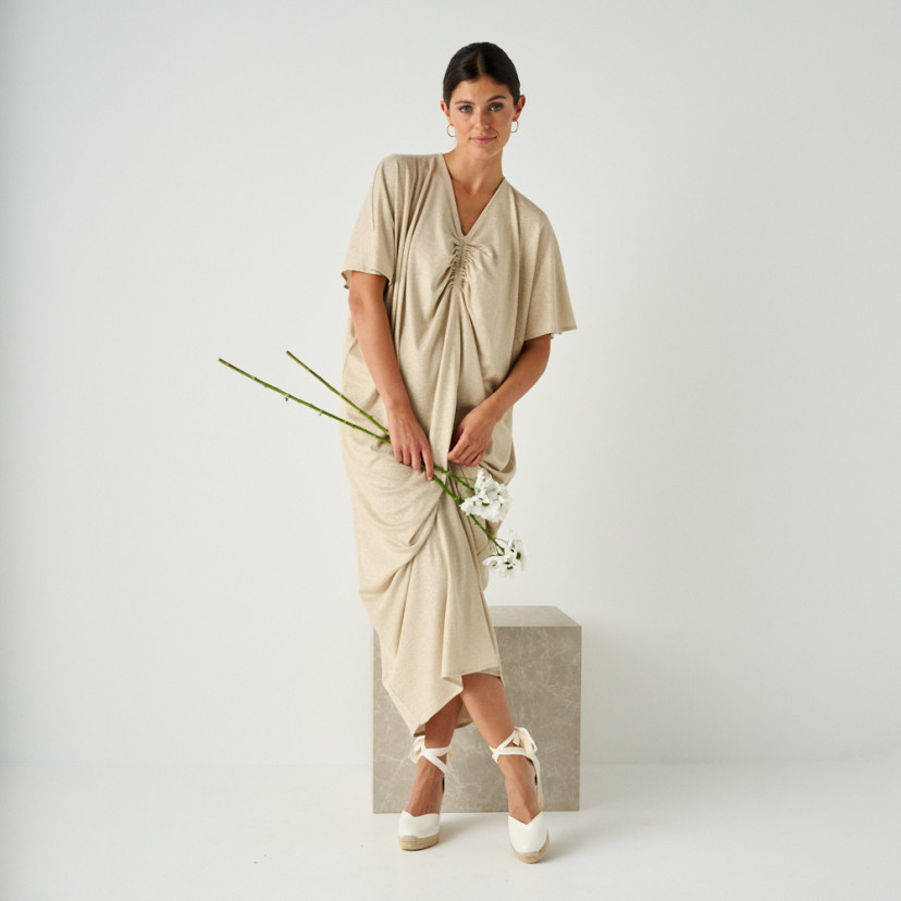 Wedge espadrille made of bridal leather in mother-of-pearl color with a front view, full-length shot of the model stan - MONPIEL