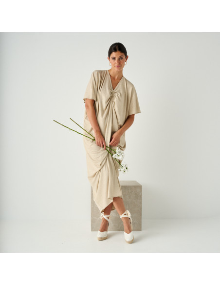 Espadrillas con zeppa in pelle da sposa color madreperla con vista frontale, ripresa ampia della modella in piedi con - MONPIEL