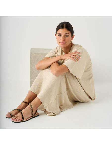 Sandalo con cinturini in pelle Milos con stampa animale, vista prospettica, ripresa ampia della modella seduta a terra - MONPIEL