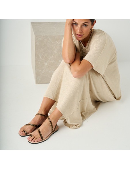 Tiered-Ledersandale Milos mit Animal-Print, Perspektivansicht, Weitwinkelaufnahme des Models, das auf dem Boden sitzt - MONPIEL