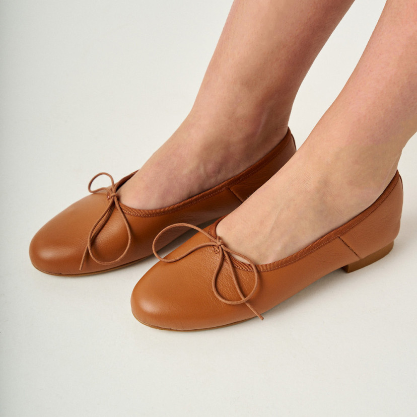 High-sole leather ballerina in leather color, with perspective view, close-up shot - MONPIEL