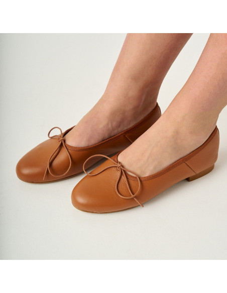 Ballerine à talon haut en cuir couleur cuir, vue en perspective, gros plan - MONPIEL