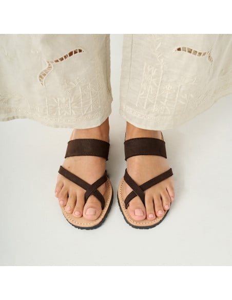 Sandale grecque en cuir Santorini marron avec vue de dessus en gros plan - MONPIEL