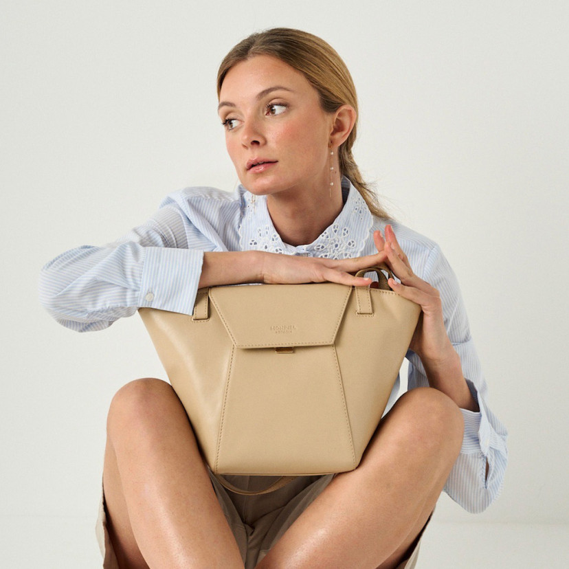 Bolsa tote de couro feminina Paris na cor bege com vista frontal apoiada nos joelhos - MONPIEL