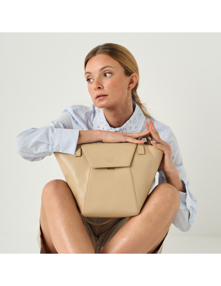 Bolsa tote de couro feminina Paris na cor bege com vista frontal apoiada nos joelhos - MONPIEL Bolsa tote de couro feminina Paris na cor bege com vista frontal apoiada nos joelhos - MONPIEL