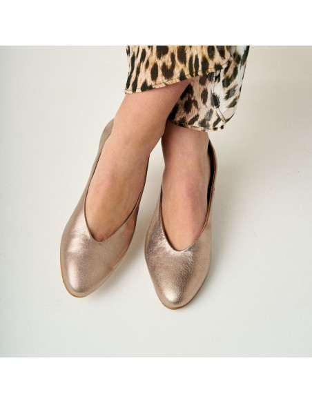Bailarina com salto na cor cappuccino bronze com detalhe das bailarinas, vista de cima, pés cruzados - MONPIEL Bailarina com salto na cor cappuccino bronze com detalhe das bailarinas, vista de cima, pés cruzados - MONPIEL