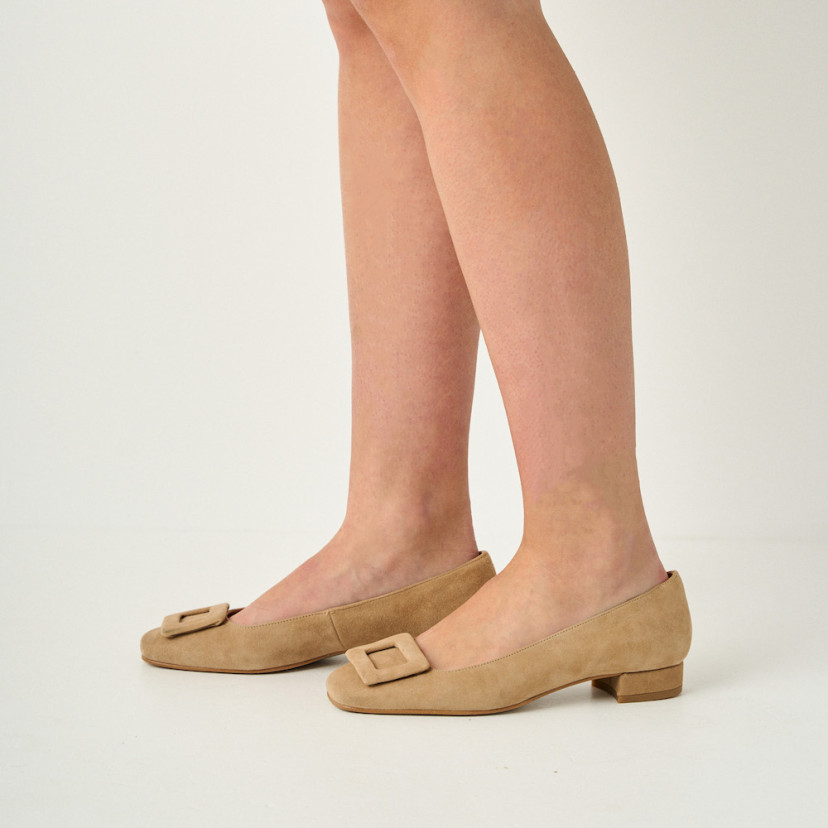 Carmen ballerina with square toe in camel color, profile view in close-up - MONPIEL