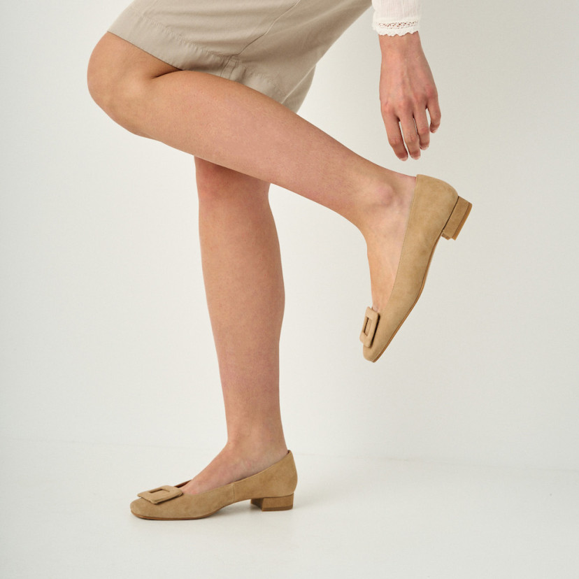 Carmen ballerina with square toe in camel color, profile view, knee bent backward - MONPIEL