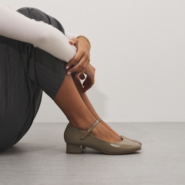 Chaussure femme Mary Jane en cuir verni couleur taupe, genoux pliés, vue de profil - MONPIEL 2