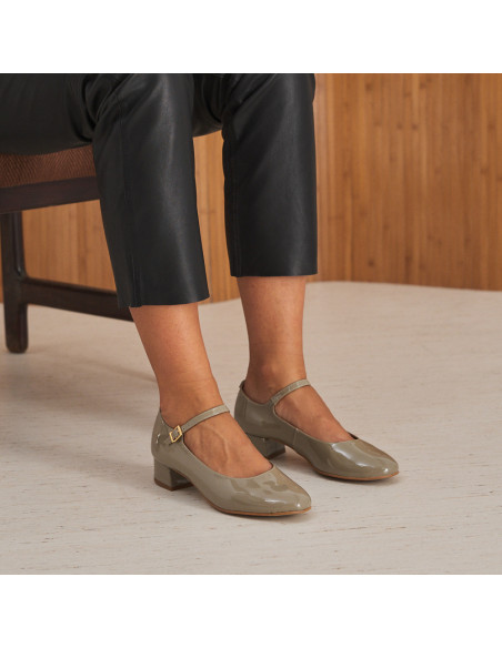 Sapato feminino tipo Mary Jane de couro envernizado na cor taupe com vista em perspectiva focada nos pés - MONPIEL Sapato feminino tipo Mary Jane de couro envernizado na cor taupe com vista em perspectiva focada nos pés - MONPIEL